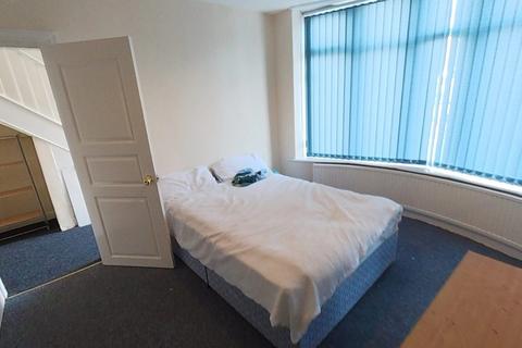 3 bedroom semi-detached house to rent, Fairholme Road