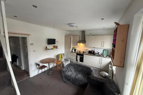 3 bedroom semi-detached house to rent, Burton Road