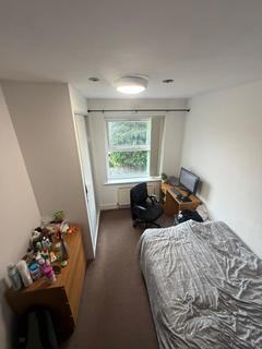 3 bedroom semi-detached house to rent, Burton Road