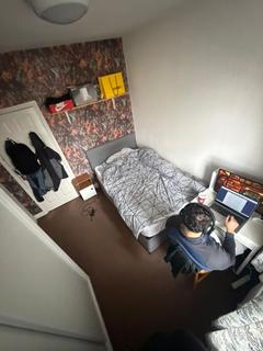 3 bedroom semi-detached house to rent, Burton Road
