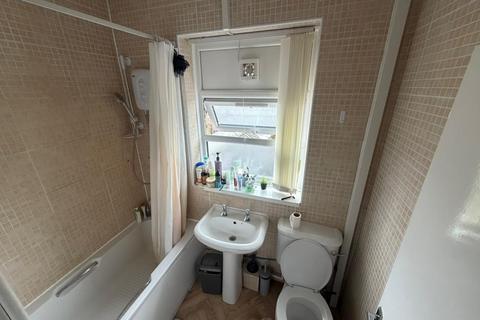 3 bedroom semi-detached house to rent, Burton Road