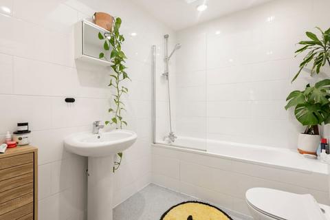 1 bedroom flat to rent, Este Road, London