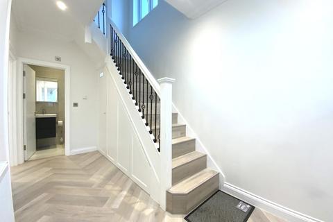 3 bedroom semi-detached house to rent, Raeburn Avenue, Surbiton KT5