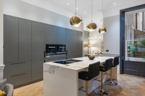 3 bedroom flat for sale, Gloucester Road, South Kensington, London, SW7