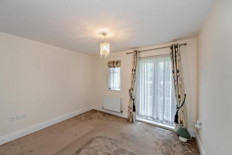 2 bedroom apartment to rent, Elm Park Road