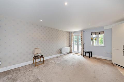 2 bedroom apartment to rent, Elm Park Road