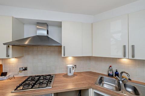 2 bedroom apartment to rent, Elm Park Road