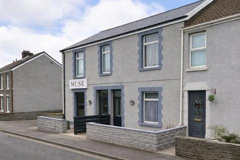 3 bedroom end of terrace house to rent, Courtney St, Swansea