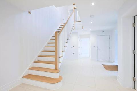 4 bedroom detached house to rent, Watling Street, Radlett, Hertfordshire, WD7