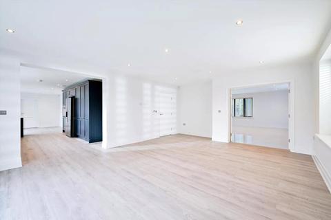 4 bedroom detached house to rent, Watling Street, Radlett, Hertfordshire, WD7