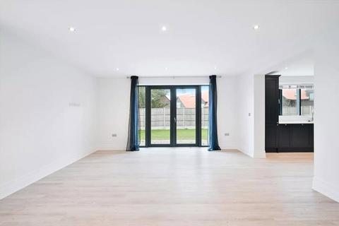 4 bedroom detached house to rent, Watling Street, Radlett, Hertfordshire, WD7