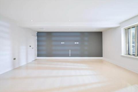 4 bedroom detached house to rent, Watling Street, Radlett, Hertfordshire, WD7