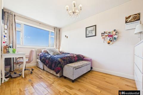 4 bedroom end of terrace house for sale, Stanborough Avenue, Borehamwood WD6