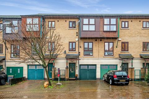 3 bedroom terraced house for sale, Constable Avenue, London, E16