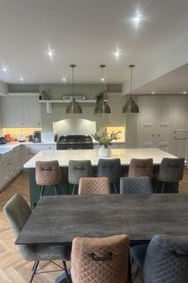 5 bedroom detached house to rent, Salford Road, Southport, PR8