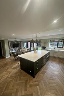 5 bedroom detached house to rent, Salford Road, Southport, PR8