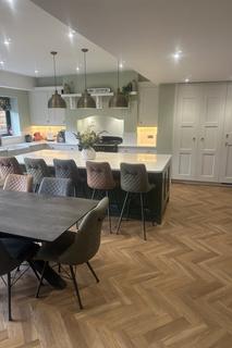 5 bedroom detached house to rent, Salford Road, Southport, PR8