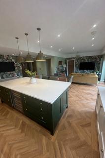 5 bedroom detached house to rent, Salford Road, Southport, PR8
