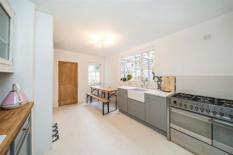 2 bedroom flat for sale, Thorncliffe Road, London SW2