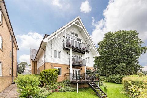 2 bedroom flat to rent, Manor Road, Teddington TW11