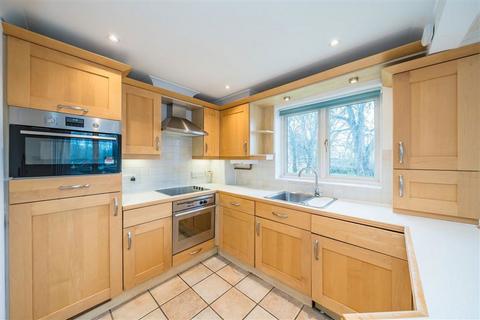 2 bedroom flat to rent, Manor Road, Teddington TW11