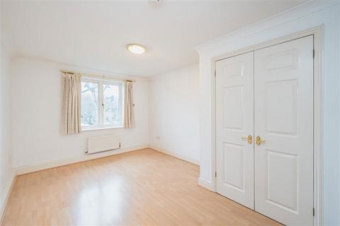 2 bedroom flat to rent, Manor Road, Teddington TW11