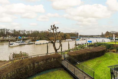 2 bedroom flat to rent, Manor Road, Teddington TW11