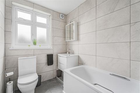 2 bedroom flat for sale, Windermere Avenue, Wembley