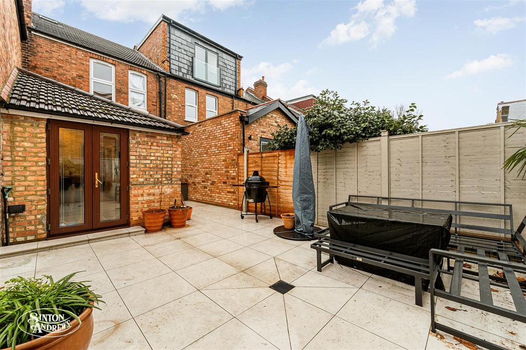 76 Elthorne Park Road-7.jpg