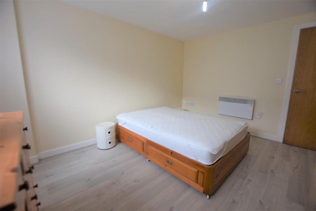 Bedroom 1 pic 2
