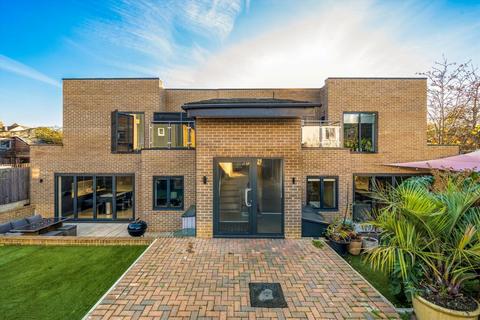 3 bedroom flat for sale, Firs Close, London SE23