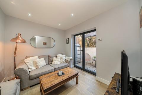 3 bedroom flat for sale, Firs Close, London SE23