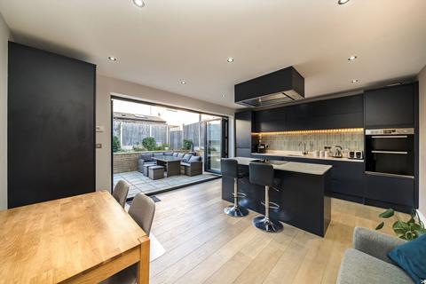 3 bedroom flat for sale, Firs Close, London SE23