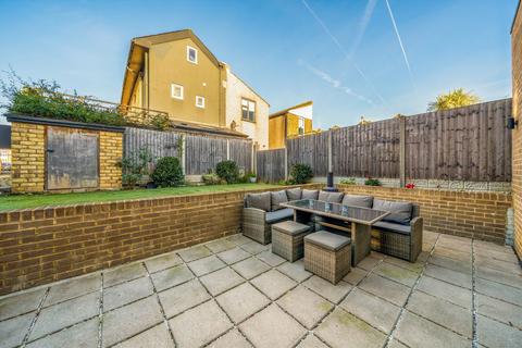 3 bedroom flat for sale, Firs Close, London SE23