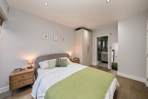 3 bedroom flat for sale, Firs Close, London SE23