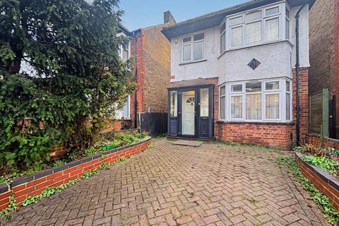 4 bedroom detached house to rent, The Greenway, Uxbridge, UB8