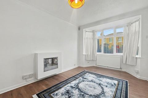 4 bedroom detached house to rent, The Greenway, Uxbridge, UB8