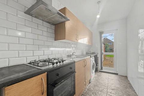 4 bedroom detached house to rent, The Greenway, Uxbridge, UB8
