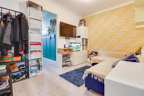 2 bedroom flat for sale, Station Road, Westcliff-On-Sea SS0