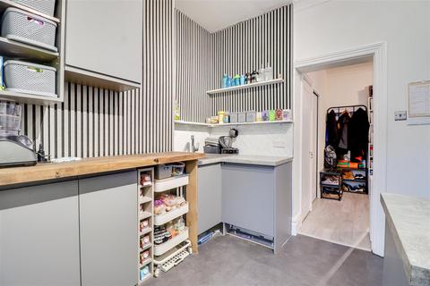 2 bedroom flat for sale, Station Road, Westcliff-On-Sea SS0