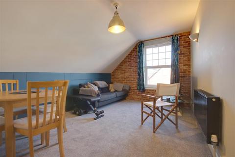 2 bedroom flat to rent, Station Road, New Milton