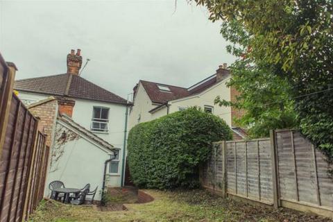 3 bedroom terraced house to rent, Ludlow Road, Guildford GU2