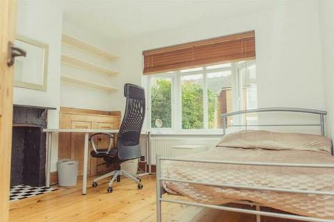 3 bedroom terraced house to rent, Ludlow Road, Guildford GU2