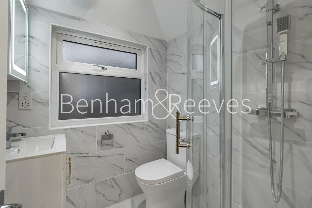 2nd Shower Room