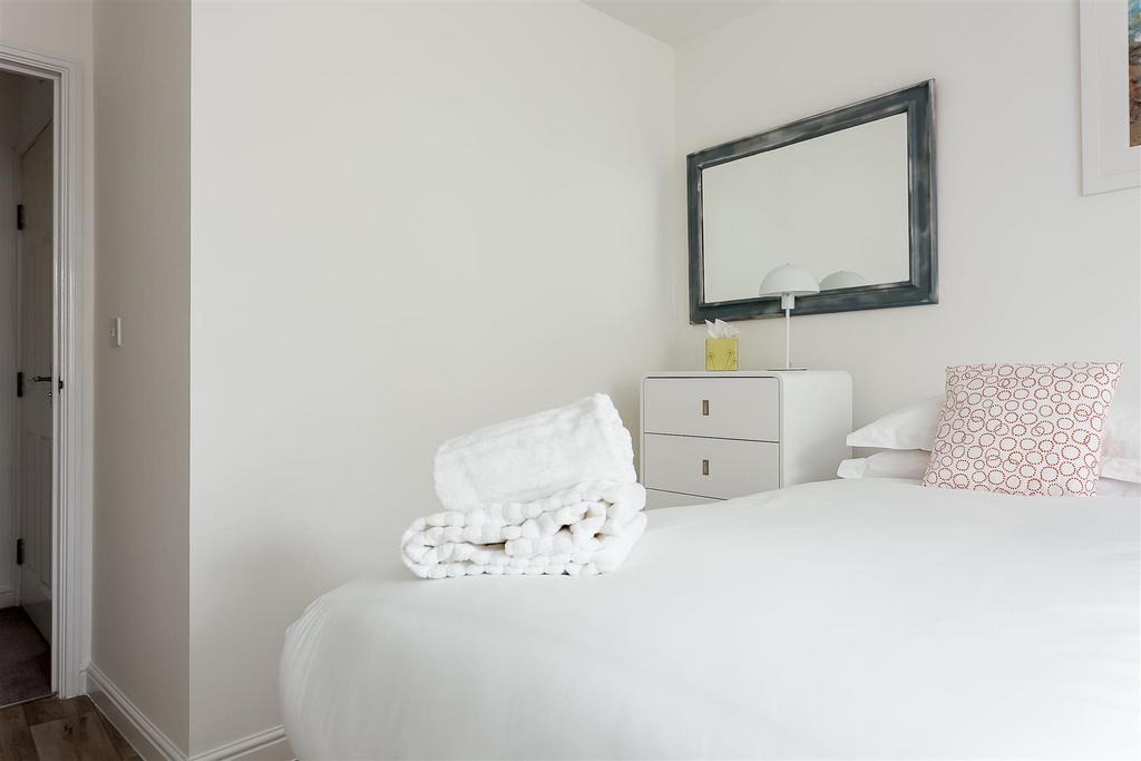 Beach Point-Flat12a Guillemot House-ph14 print.jpg