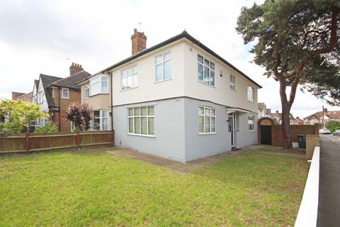 3 bedroom semi-detached house to rent, Central Avenue, Hounslow TW3
