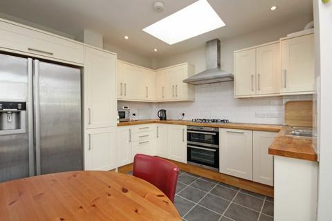 3 bedroom semi-detached house to rent, Central Avenue, Hounslow TW3