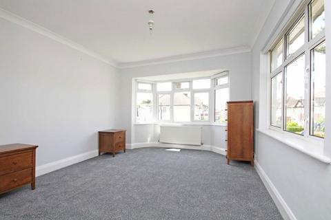 3 bedroom semi-detached house to rent, Central Avenue, Hounslow TW3