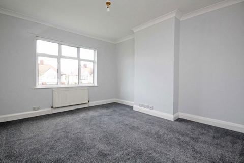 3 bedroom semi-detached house to rent, Central Avenue, Hounslow TW3