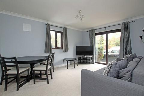 2 bedroom flat to rent, Lampton Road, Hounslow TW3